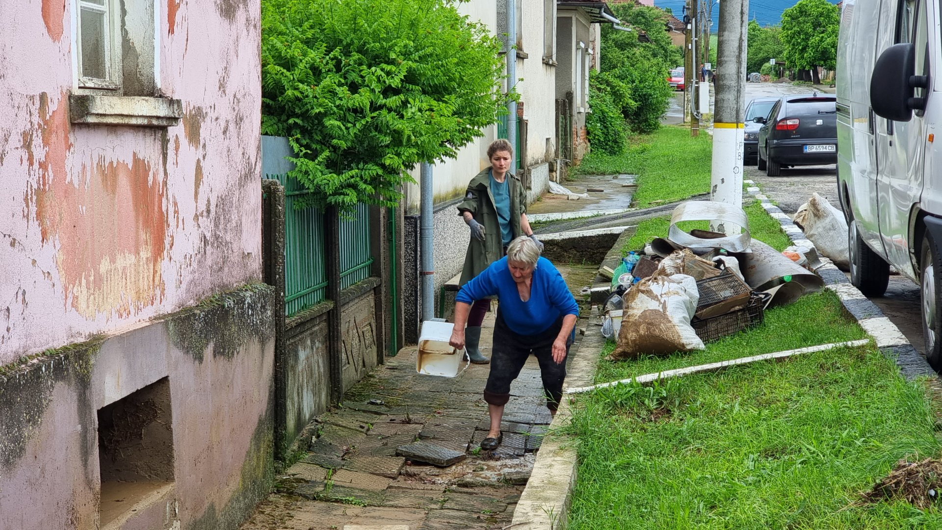 Водата вече се е оттеглила в село Лиляче 