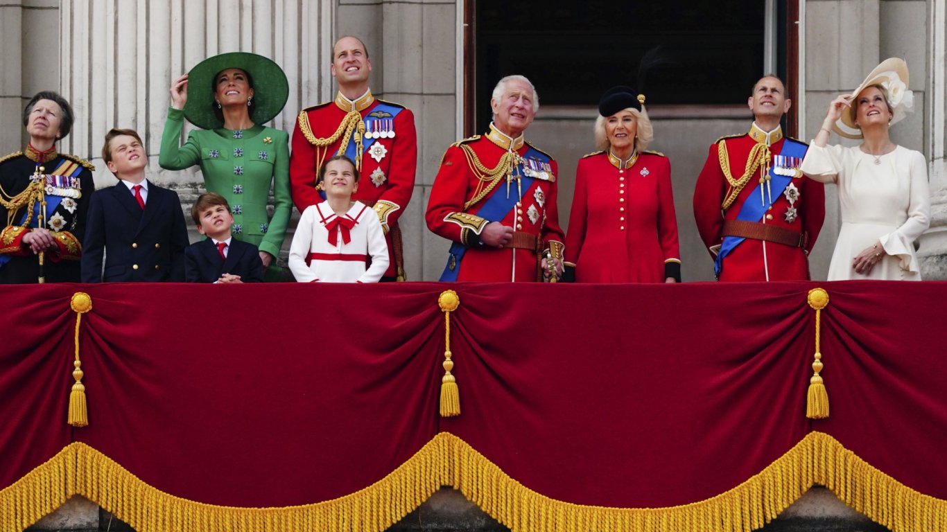 Проведе се първият официален парад по случай рождения ден на крал Чарлз ІІІ (видео)