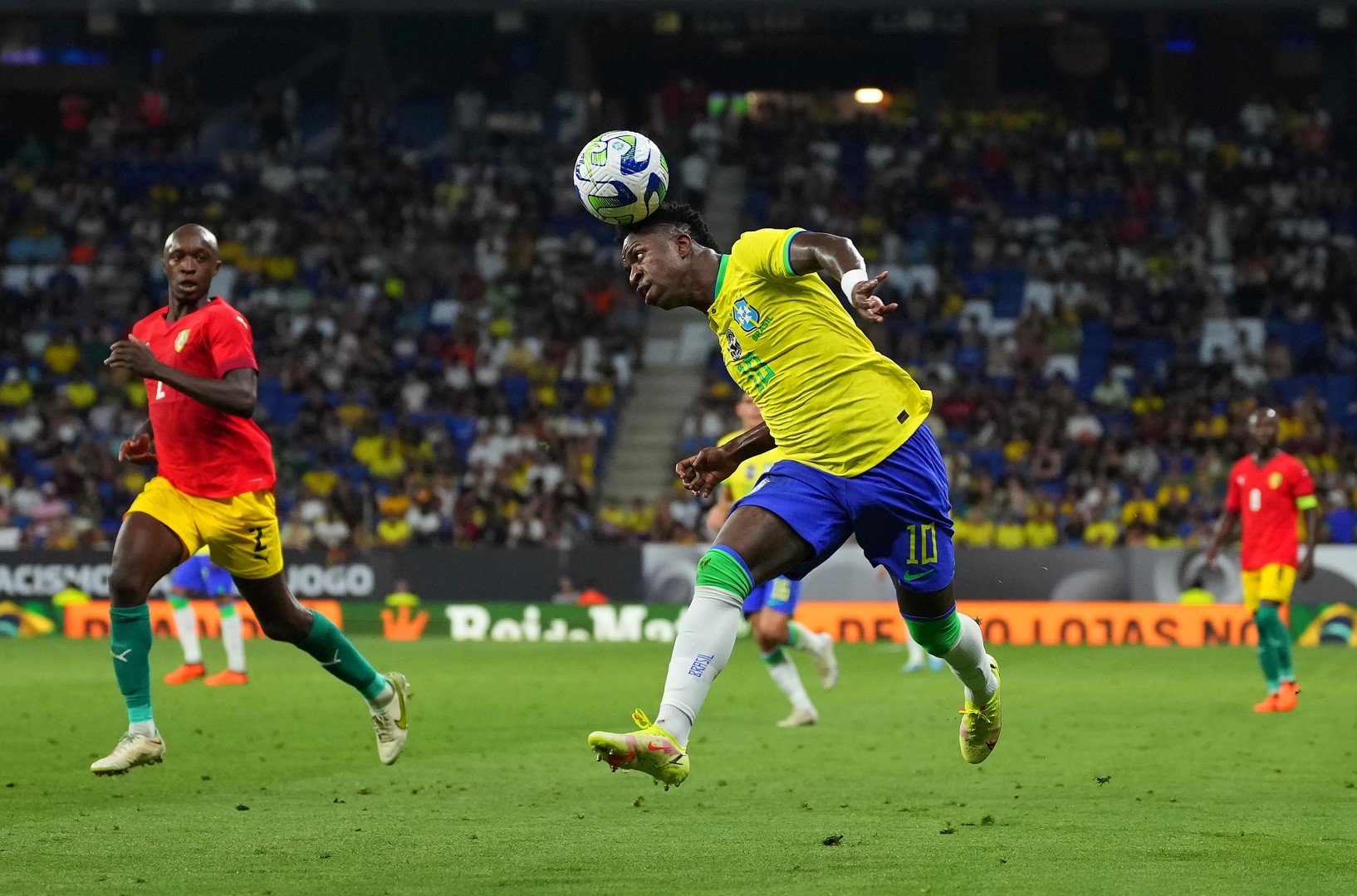 Винисиус жонглира с топката през второто полувреме, вече в титулярния екип на Бразилия