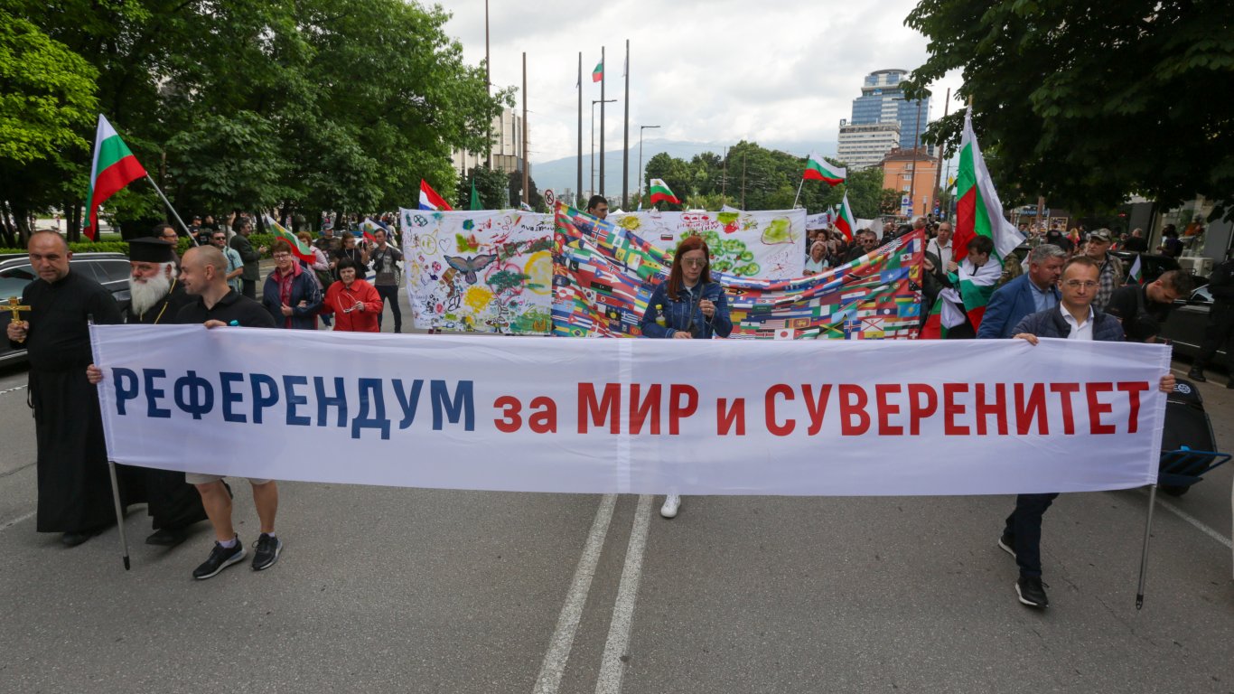 Граждани се включиха в поредния „Поход за мир“ в София