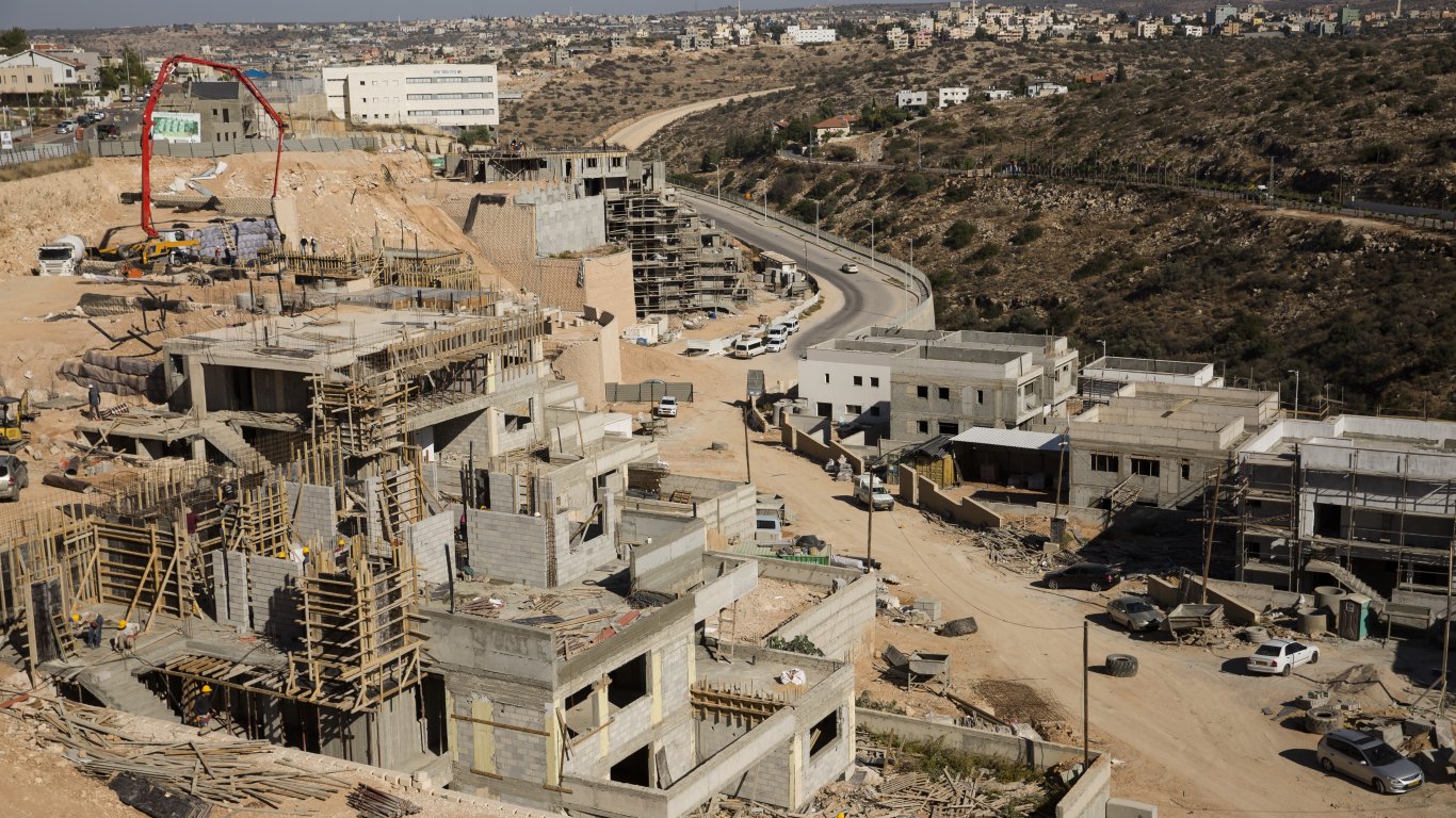 Израел одобрява хиляди разрешителни за строеж на Западния бряг