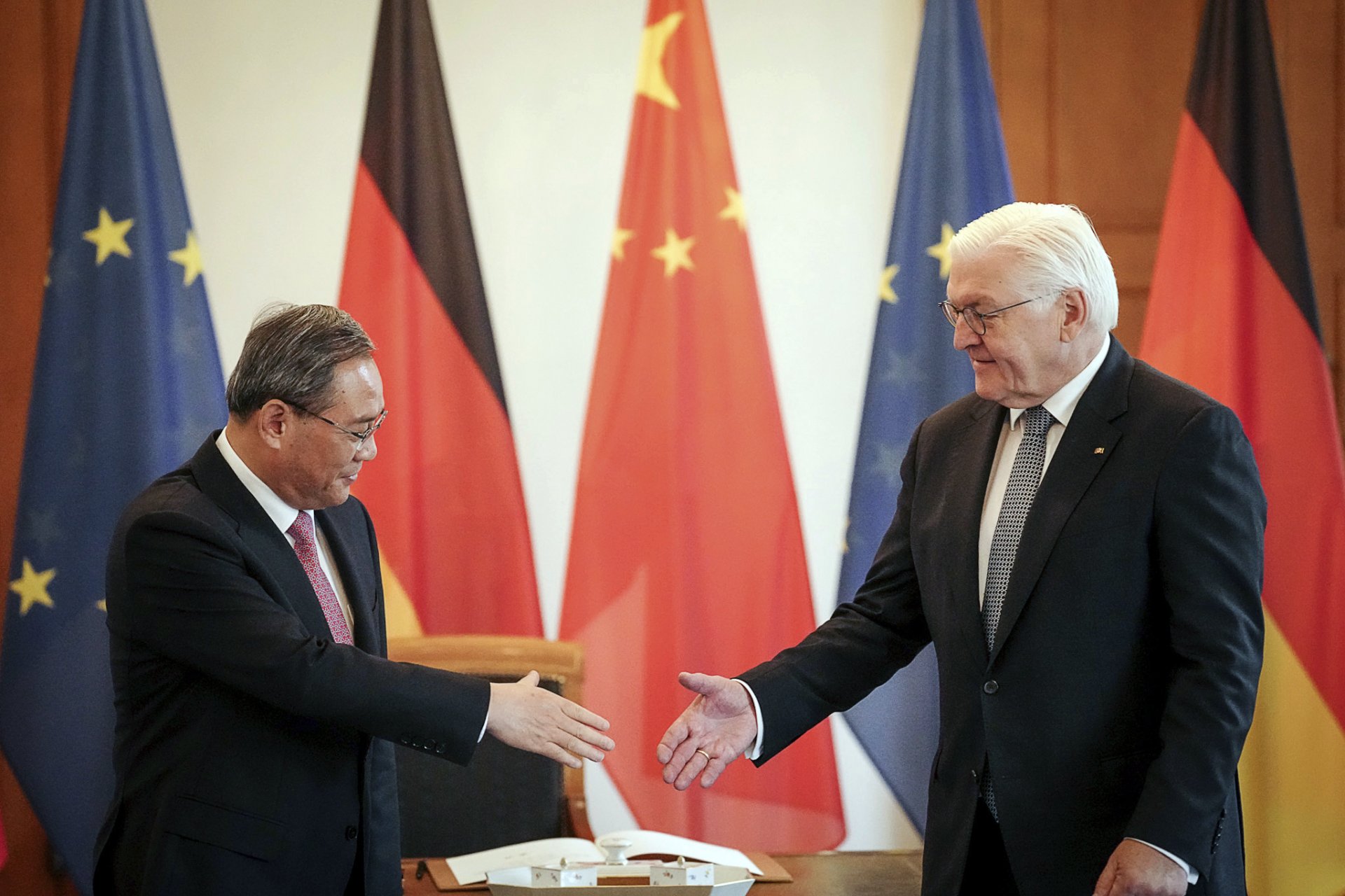 Германският президент Франк-Валтер Щайнмайер посрещна китайския премиер Ли Къцян в официалната си резиденция в Берлин