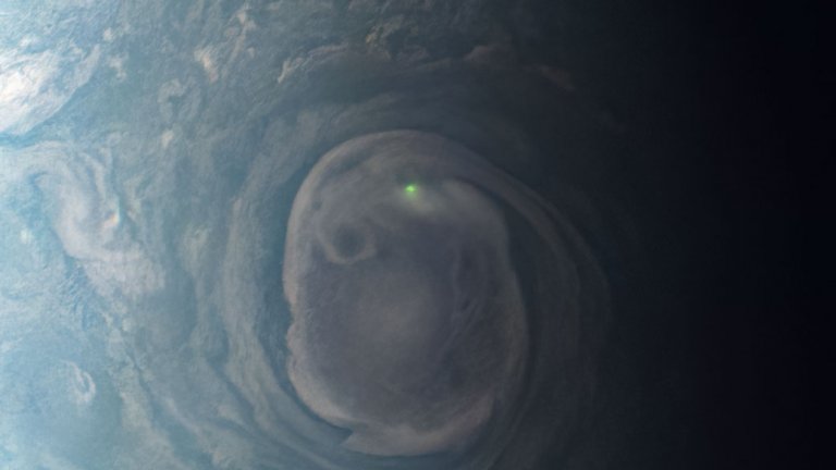 НАСА заснема масивни светкавици на Юпитер