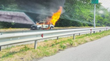 Лек автомобил пламна в движение на изхода на Шумен, трима души са с изгаряния