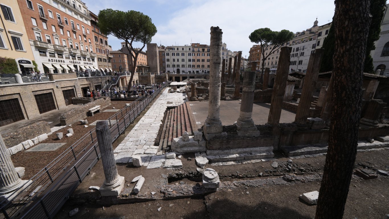 Древен римски храмов комплекс с руините на сградата, в която е убит Цезар, отвори врати за туристи