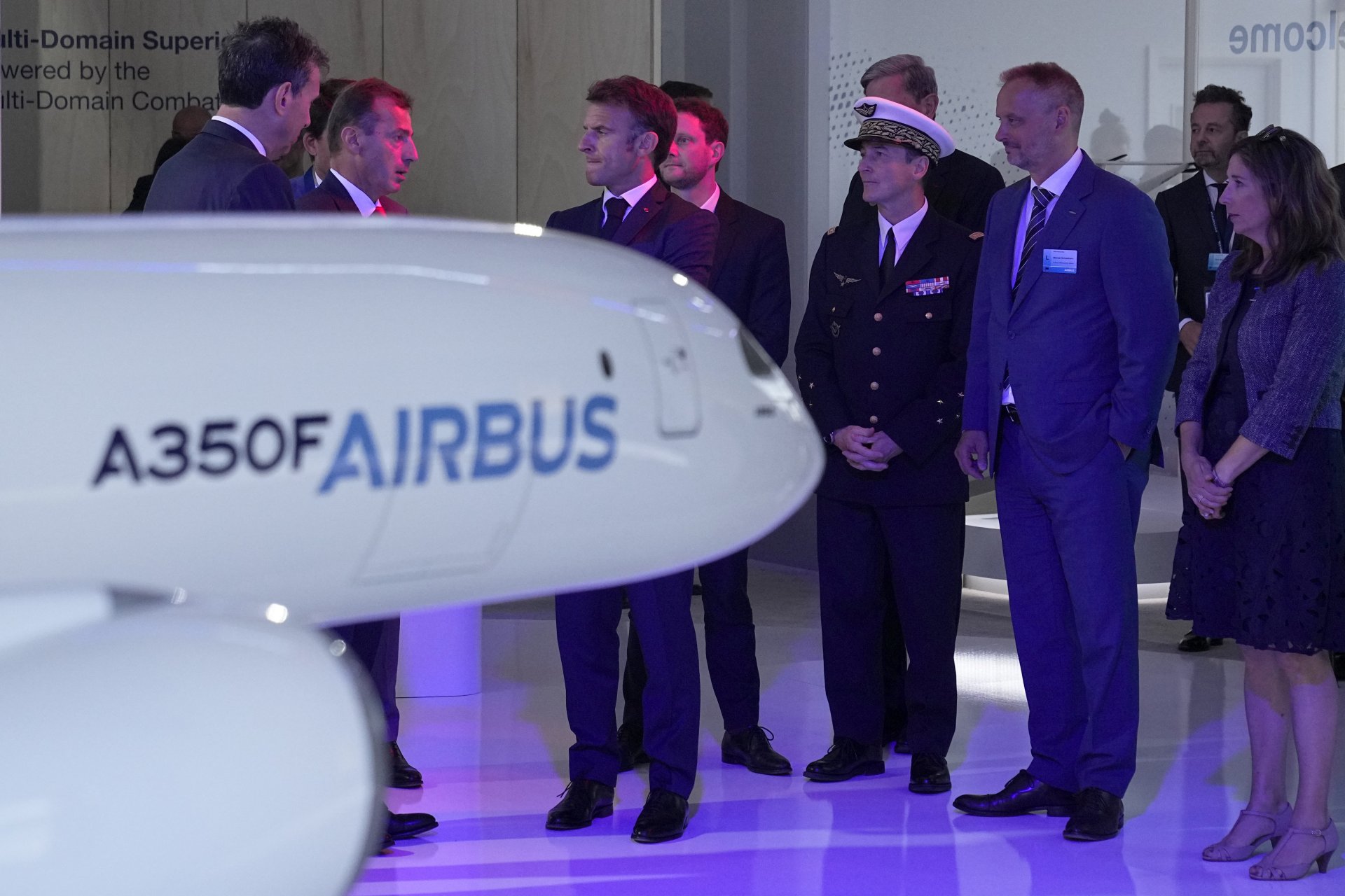 Eманюел Макрон пред нов модел на Airbus на изложението в Бурже. 19 юни
