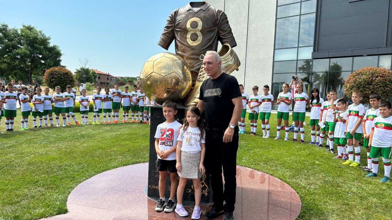 Разплакаха с паметник Стоичков в Харманли, от който тръгна към големия футбол
