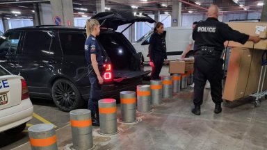 Първоначално служителите на МВР отказват да качат мебелите но тъй