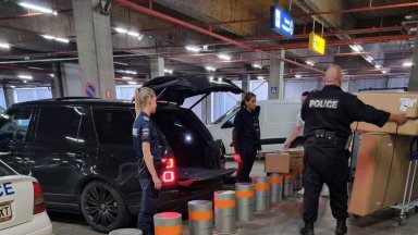 Полицаи помагат на Любена Павлова да товари кашони с мебели