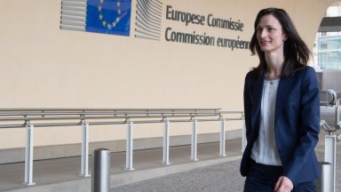 Тя разговаря в Брюксел с председателя на Европейския съвет Шарл