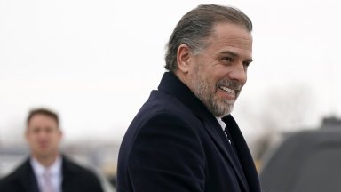 Обвинението за притежаване на оръжие гласи че в продължение на