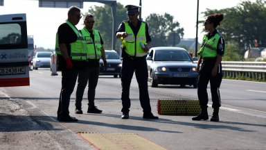 Полицията хвана шестима мигранти след гонка и спукани гуми на пътя между Пловдив и София