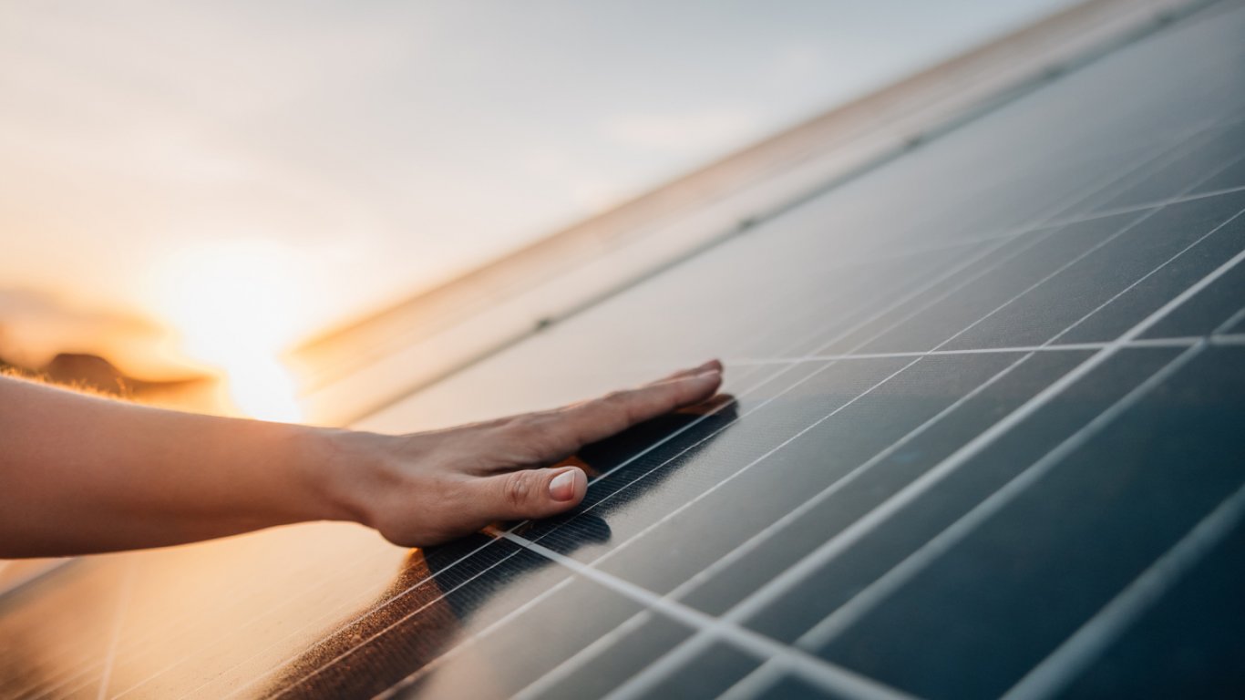 Електрохол Продажби подарява соларна инсталация и обявява новата си кампания „Независимост към зеления преход“