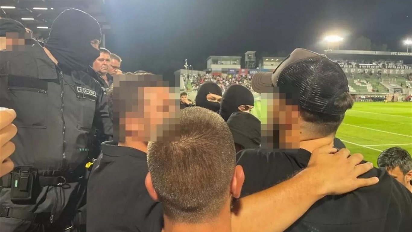 Цензура на стадиона: Полицаи свалиха транспарант срещу БФС в Разград