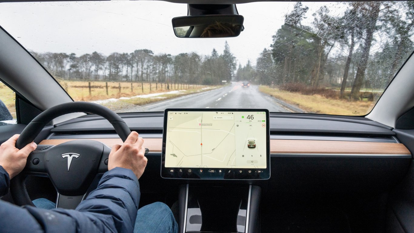 Tesla е заложила тайна настройка, която позволява да шофирате, без да докосвате волана 