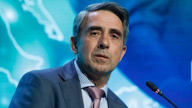 Той подчерта че живеем във време на силни геополитически ветрове и