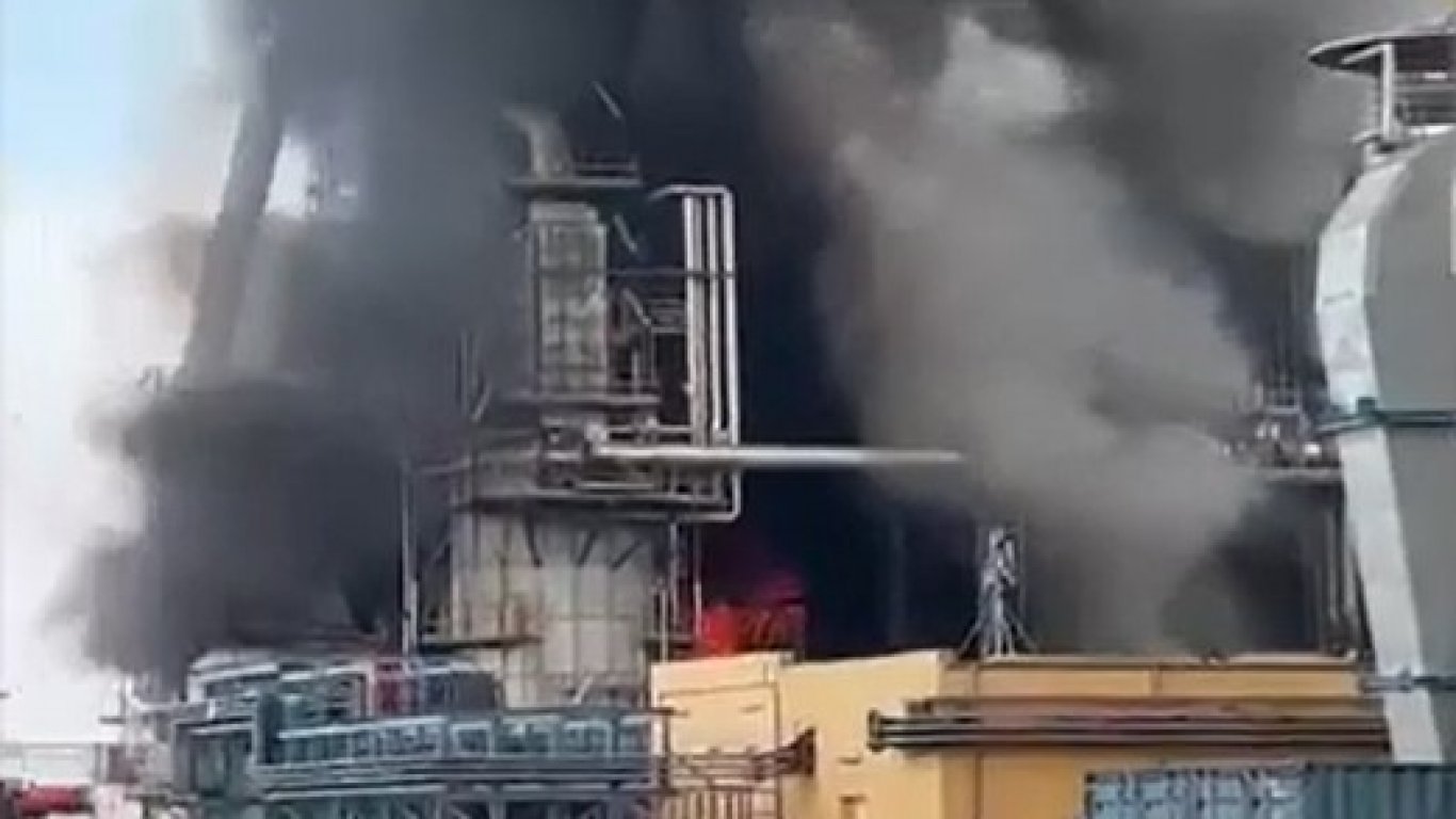 Пожар след екзплозия в най-голямата петролна рафинерия в Румъния