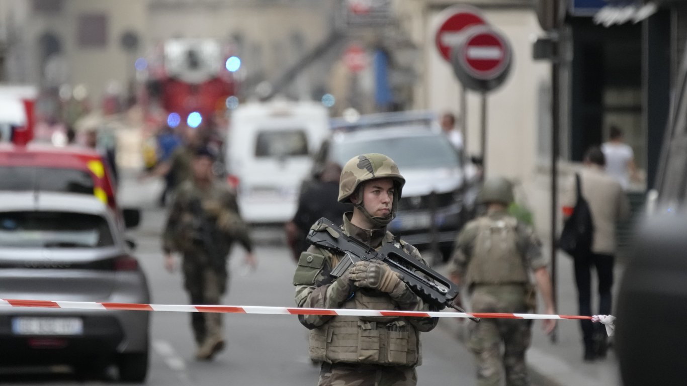 Мощна експлозия в центъра на Париж, десетки са ранени (видео/снимки)