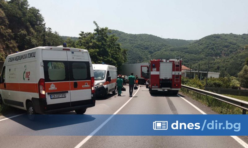 Инцидентът е станал минути преди 14 часа. Лек автомобил Форд