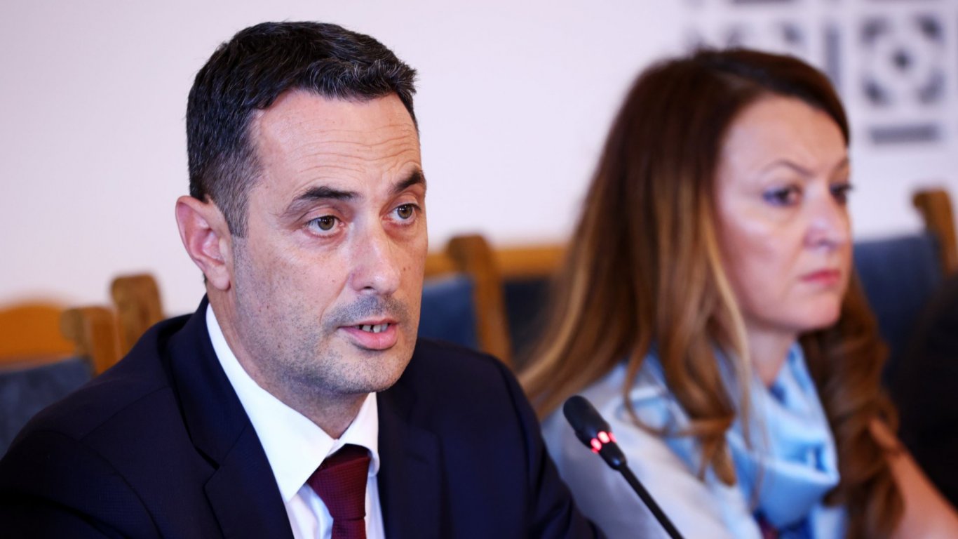 Транспортният министър спря обществени поръчки за милиарди в БДЖ