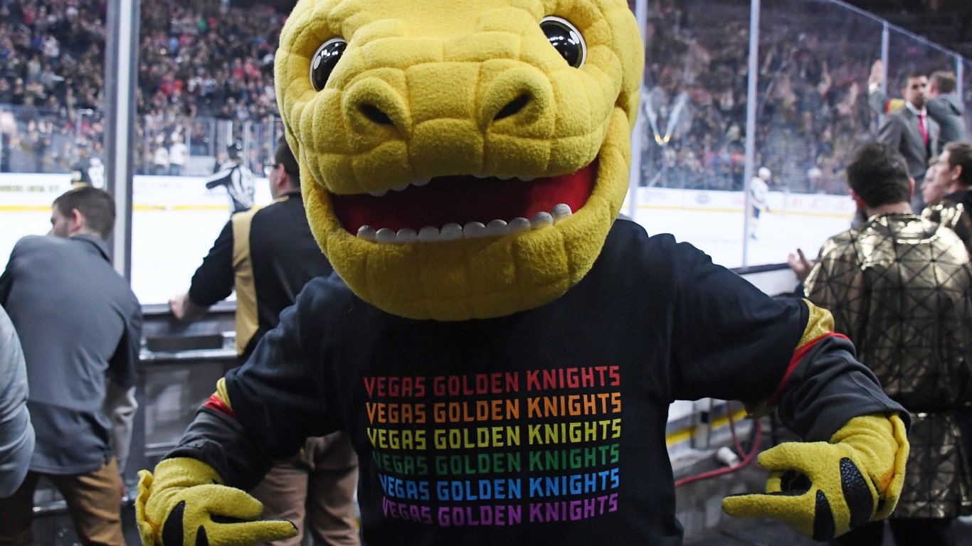 След вълна на недоволство - НХЛ махна задължителните LGBT фланелки