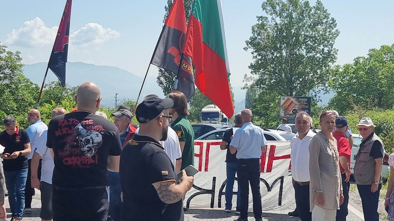 Година след вдигане на ветото: Протест блокира пътя за ГКПП "Гюешево" към РСМ (снимки)
