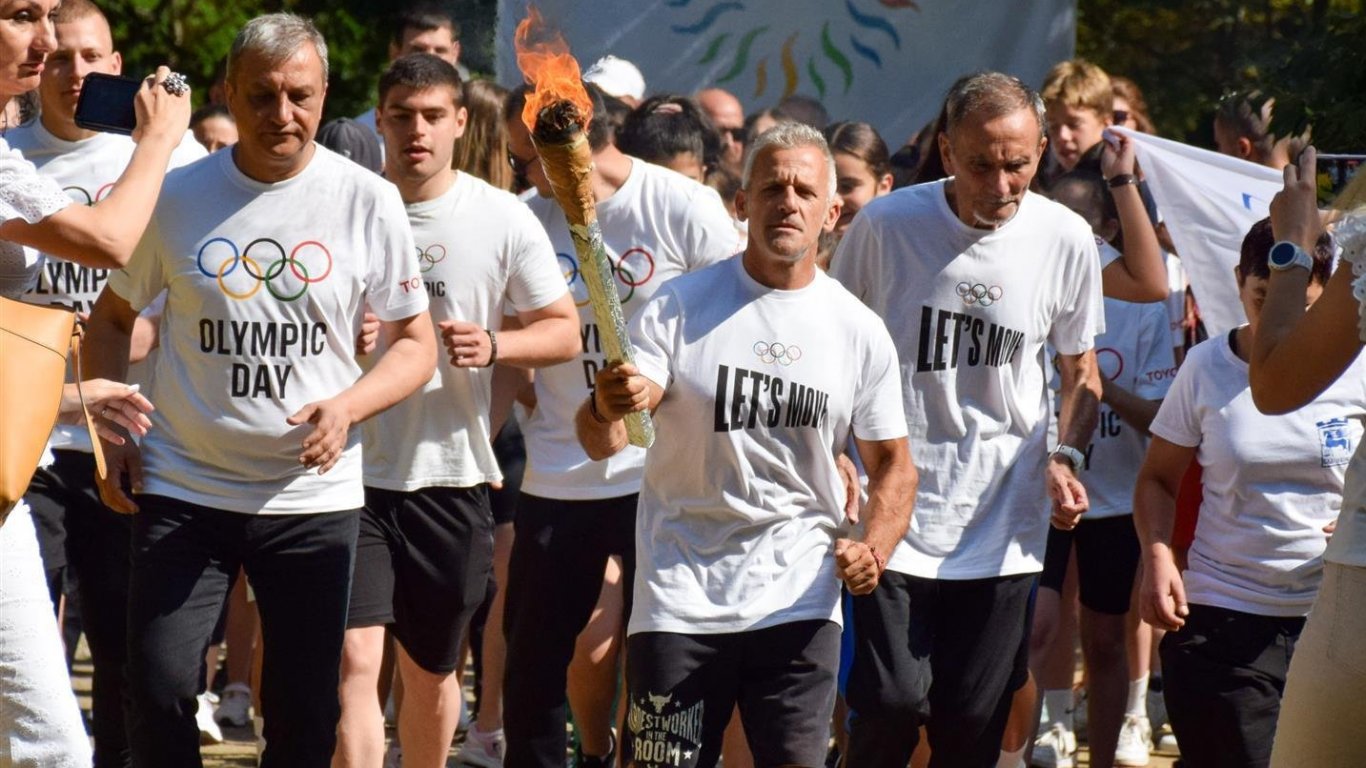 Спортният министър и легенди участваха в щафетата с олимпийския огън