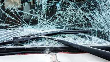 Кола се заби в хладилна витрина на оживен булевард във Варна