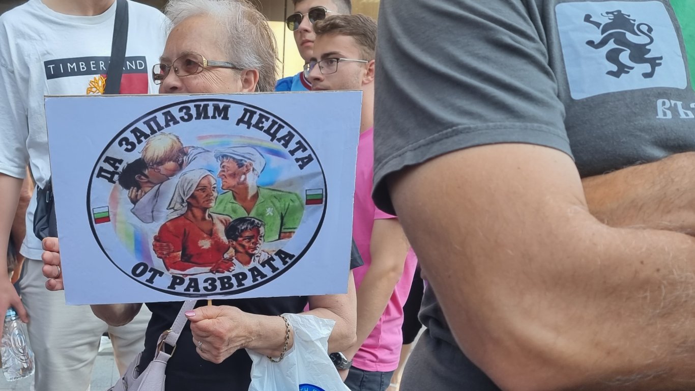 Във Варна протестираха срещу прожекция на филм за интимна връзка между 13-годишни 