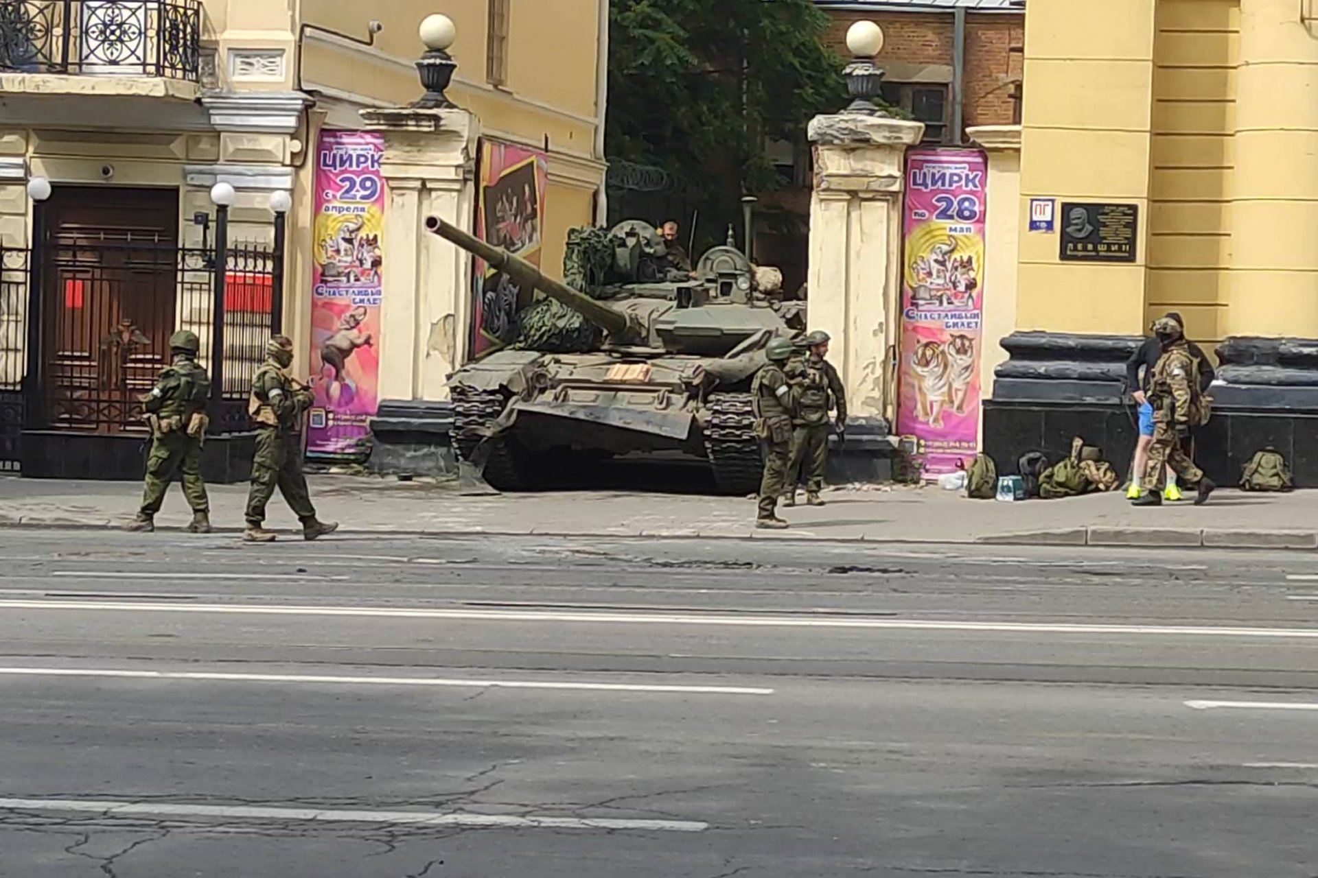 Руски военнослужещи охраняват зона, стояща пред танк на улица в Ростов на Дон