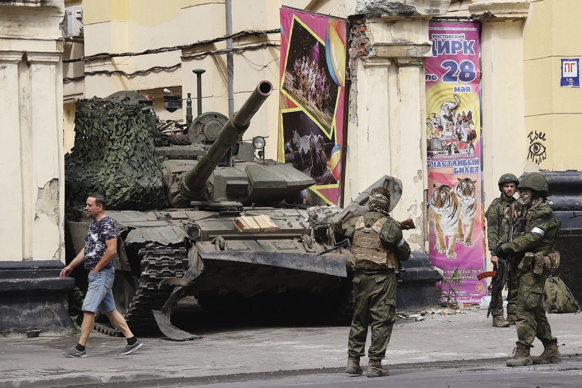 Руски военнослужещи охраняват зона, стояща пред танк на улица в Ростов на Дон
