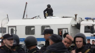 Президентът Владимир Путин пък е подписал закон който позволява арест