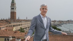 Темата на Венецианското биенале през 2024 г. ще бъде "Чужденци навсякъде"