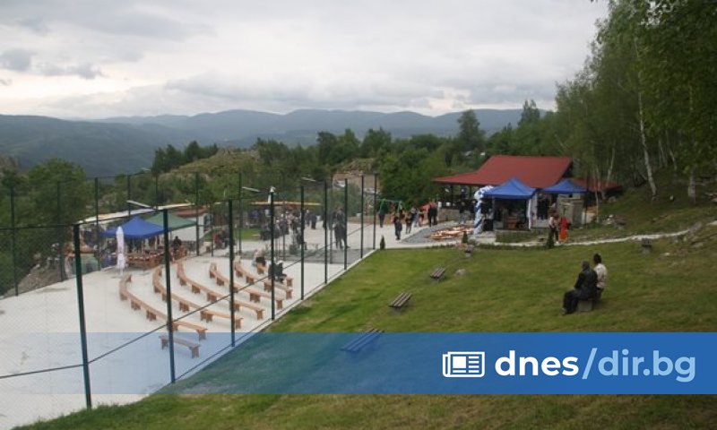 Паркът е изграден върху собствен имот на Васил Байрактаров и