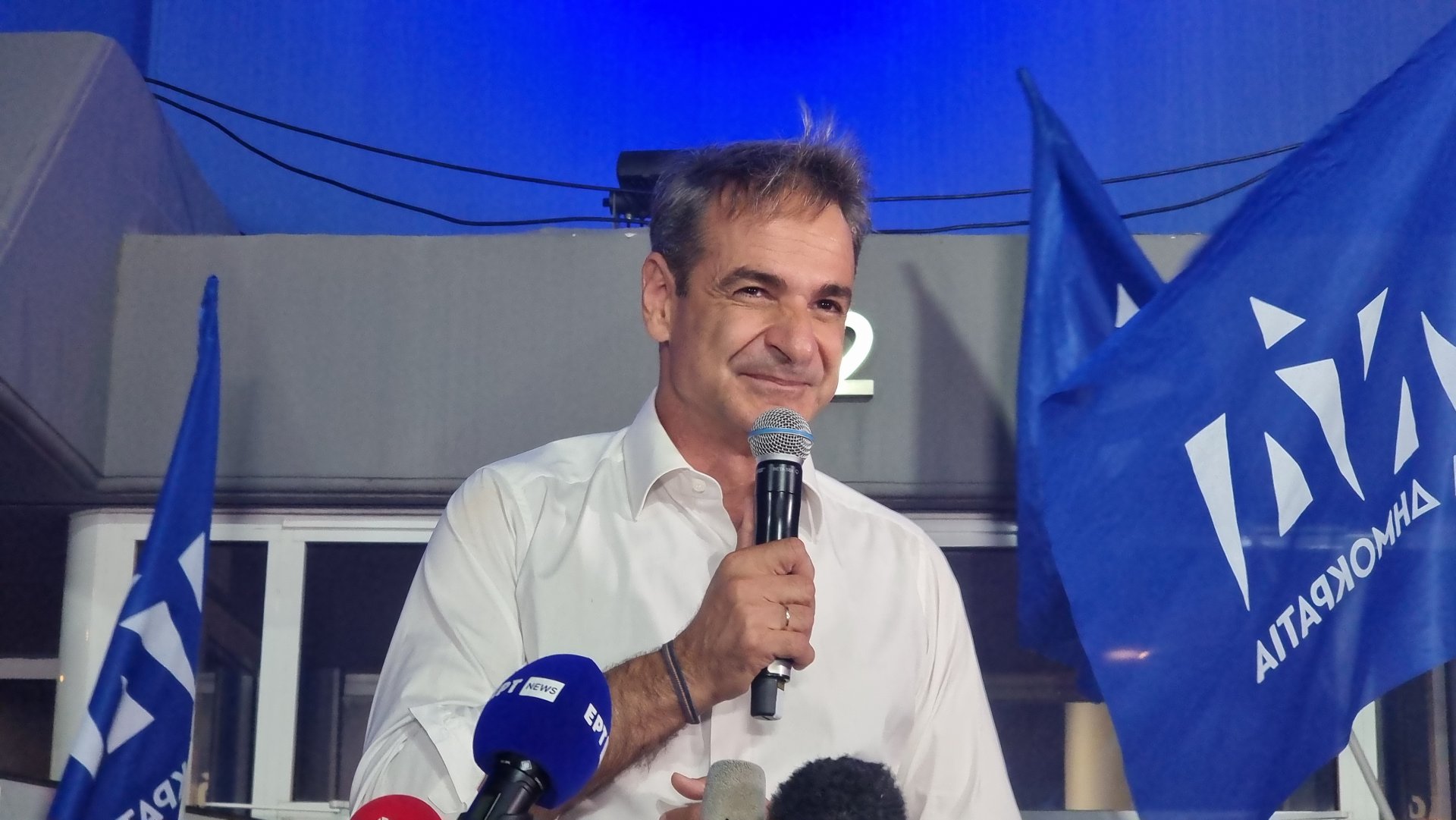  Лидерът на "Нова демокрация" Кириакос Мицотакис говори пред привърженици на партията си след изборната победа 