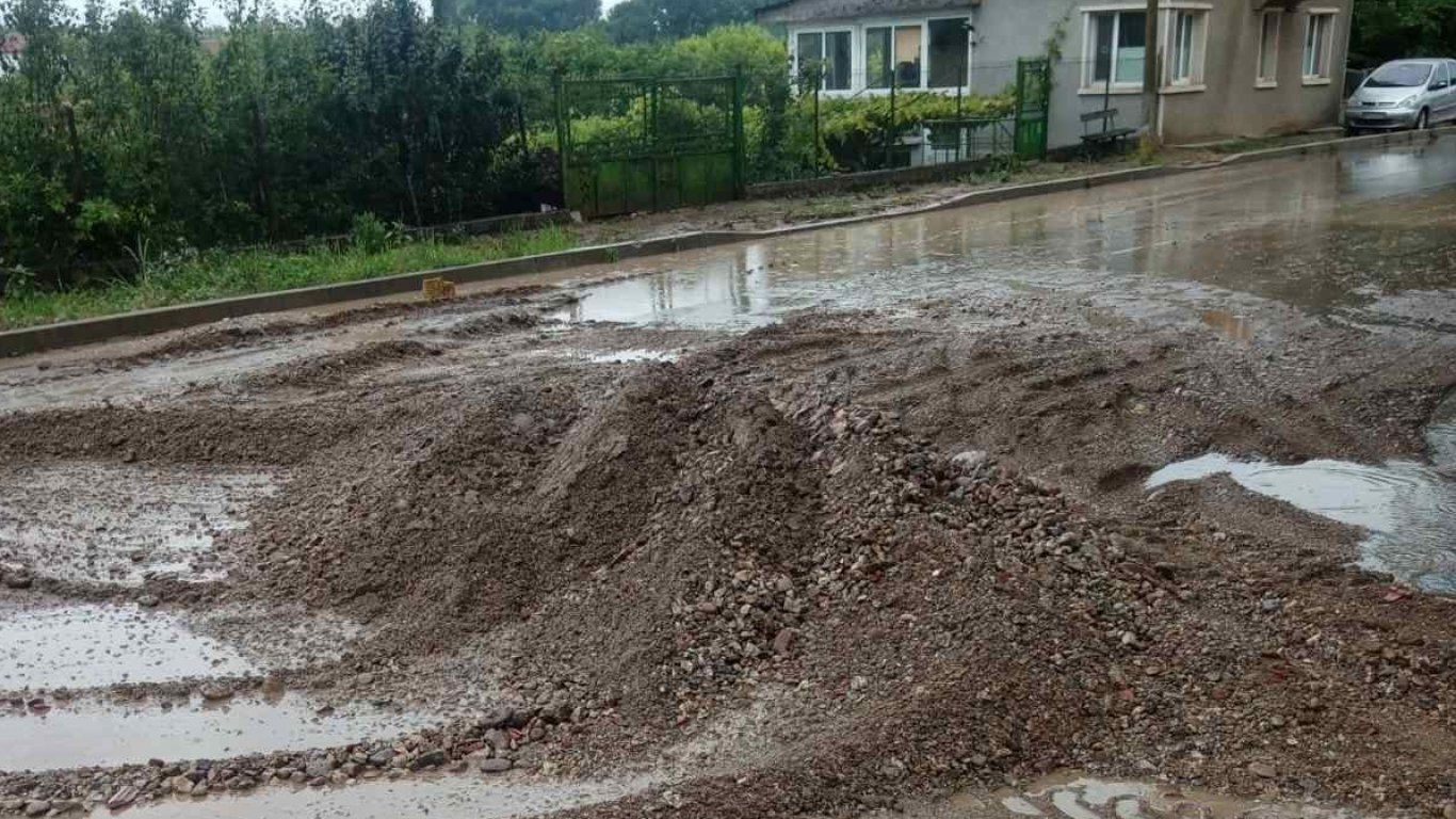 След дъждовете във Врачанско: Пътища като лунен пейзаж, частично бедствено положение в села в Борован