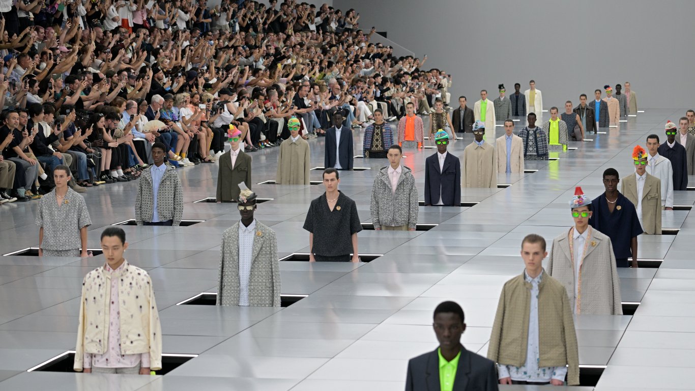 Модели, излизащи от пода: "Dior" представи новата си колекция с футуристично шоу