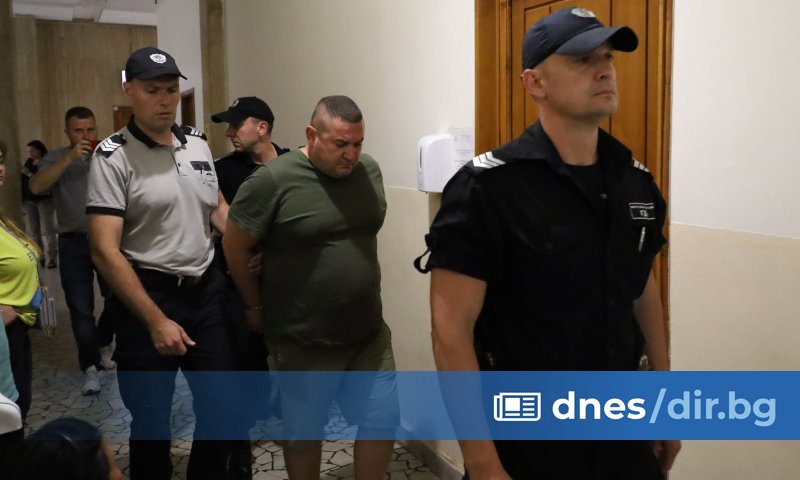 Снимка: БТА Районният съд в Бургас остави в ареста и