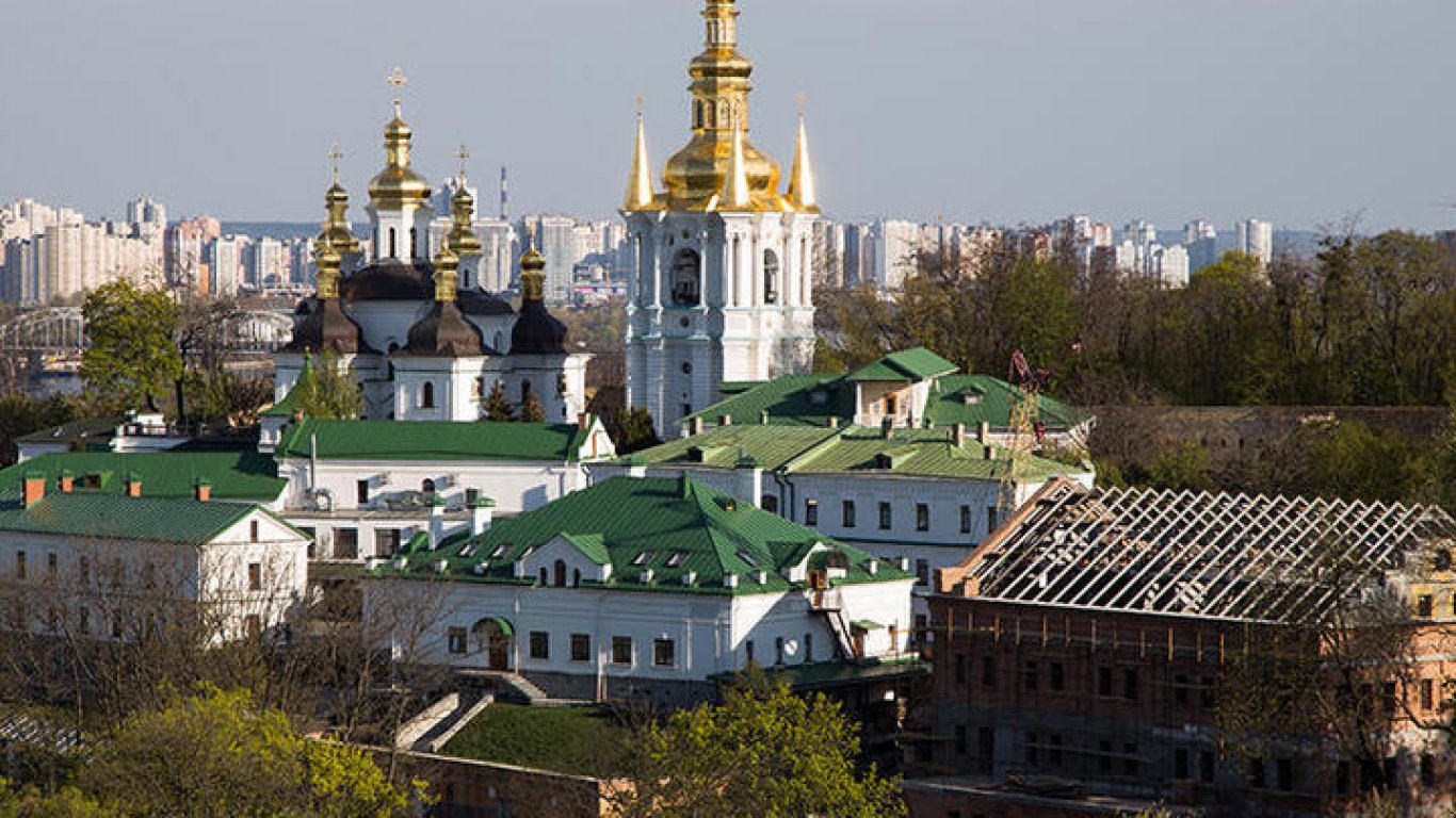 Части от манастир в Киев са запечатани заради спор с монаси, свързани с Москва