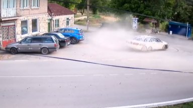 Шофьор на такси дрифтира на автобусна спирка в Русенско 