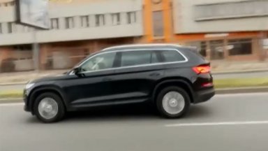 Шофьор на дипломатическа кола с дете в скута шофира в София (видео)