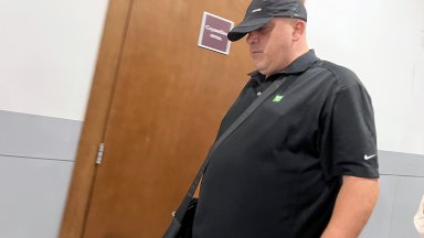 Причина за отлагане на делото бе фактът че трима от