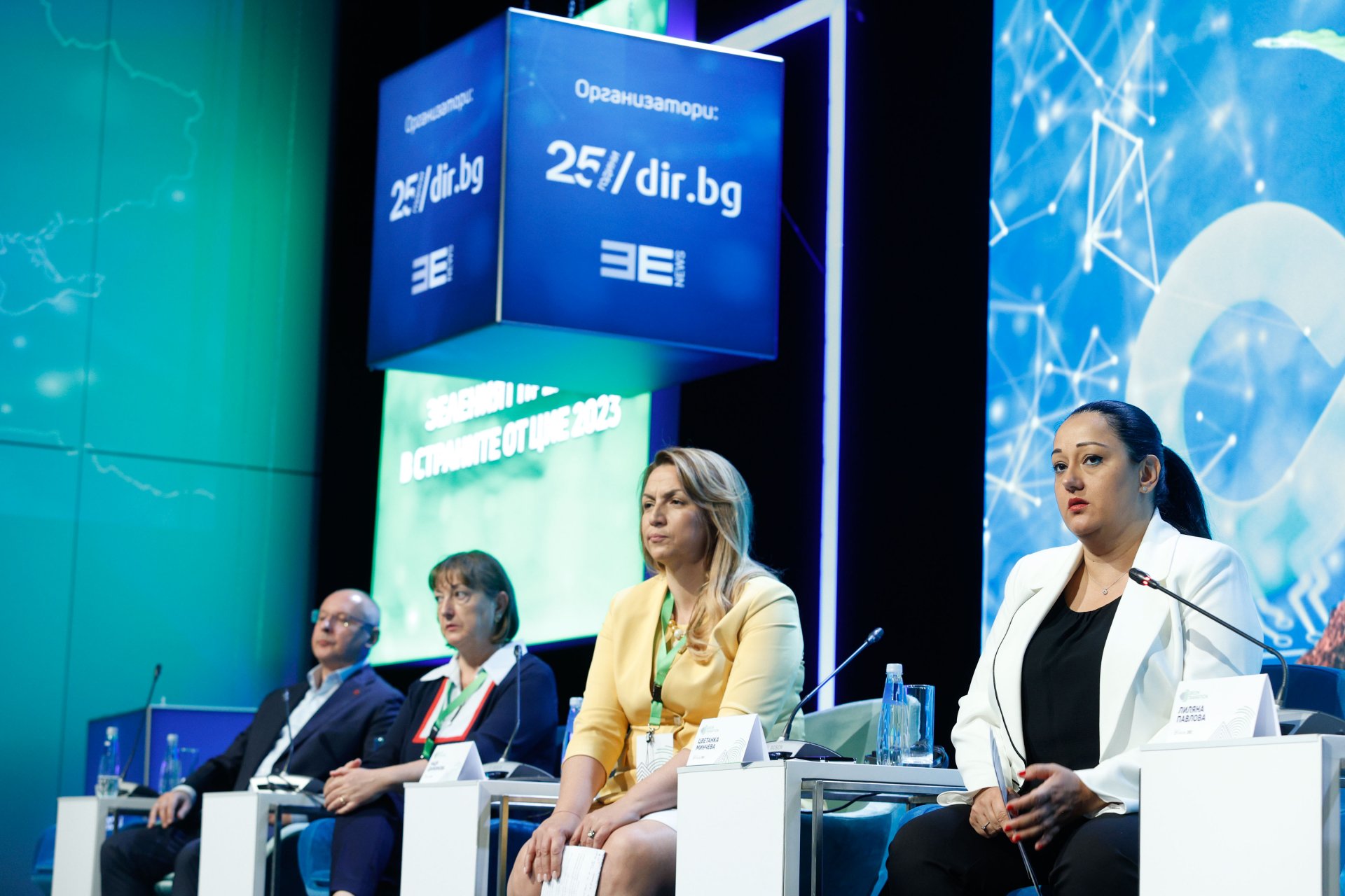 Вицепрезидентът и член на Управителния комитет на ЕИБ Лиляна Павлова и останалите участници в дискусията "Финансиране на зелената трансформация в региона на Централна и Източна Европа"  