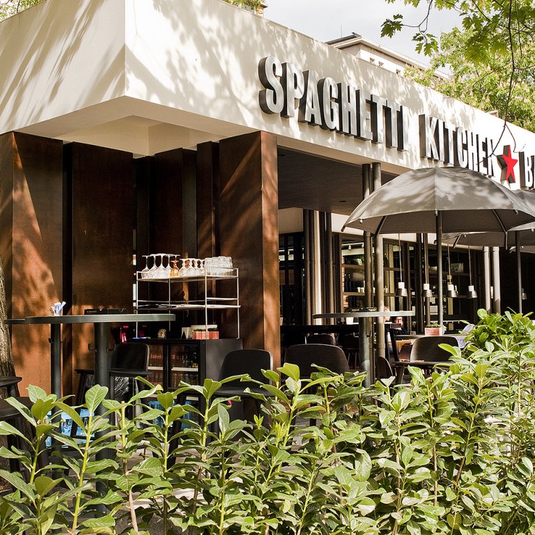 „Открийте тайните градини на Spaghetti Kitchen: там, където кулинарните изкушения срещат разцъфващата зелена природа“