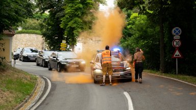 Членовете на движението са блокирали пътя в град Гьотвайг на