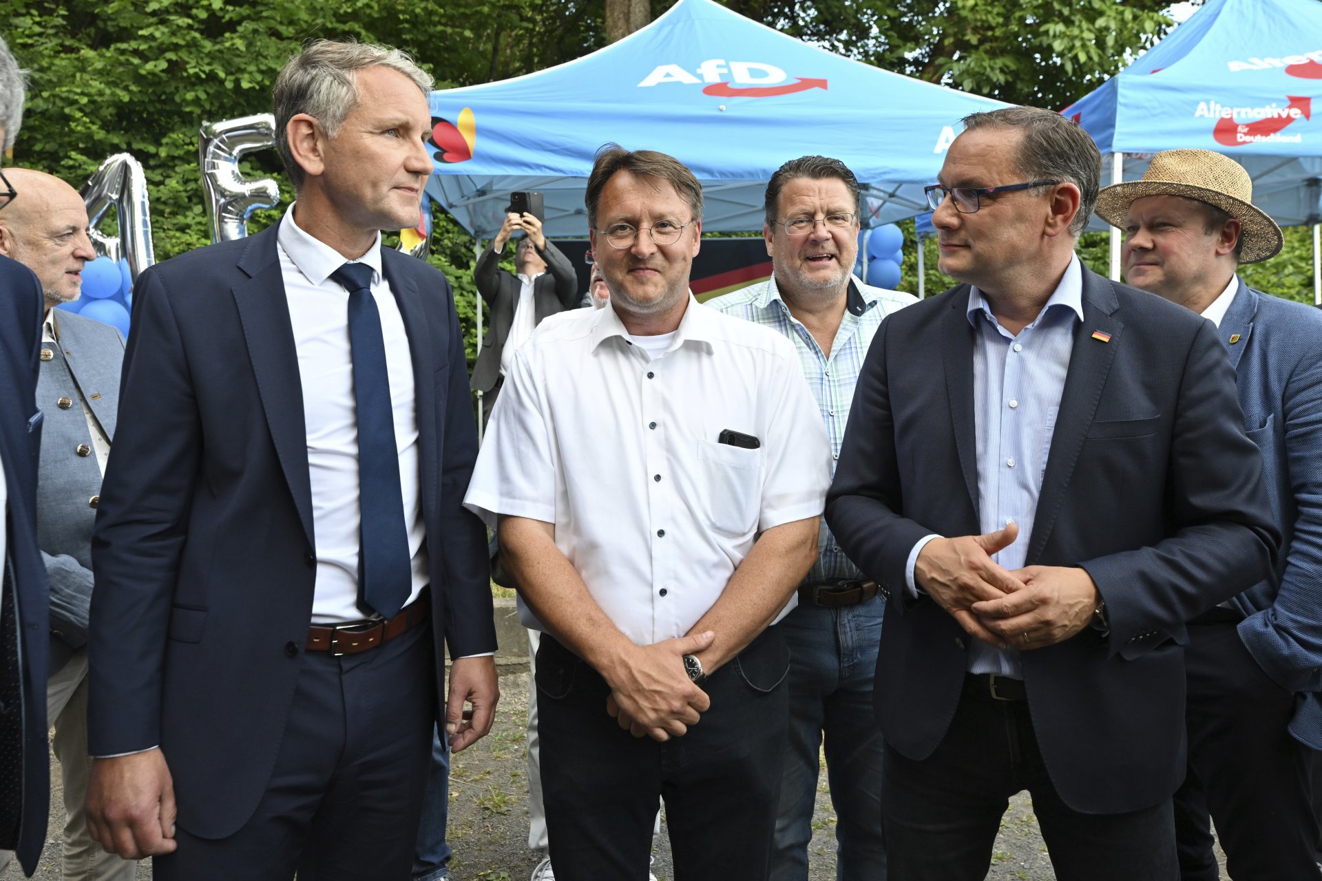 Лидери на "Алтернатива за Германия" на партийна проява в Зоненберг на 25 юни: Бьорн Хоке (вляво), Роберт Зеселман до него, Стефан Бранднер (третият отляво) и Тино Хрупала 