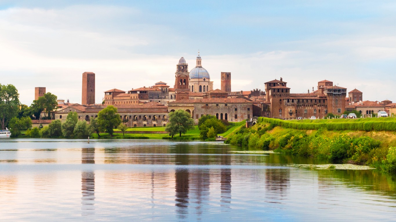 Един от най-удивителните италиански градове плаща по 150 евро на месец, за да живеете там