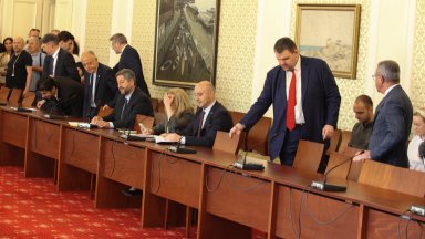 Ще изберем чисто нова конституционна комисия за да няма разправии