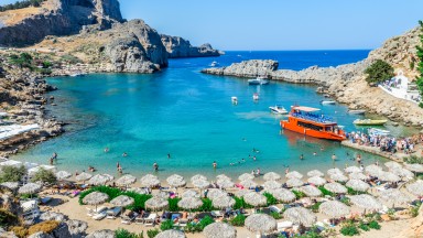 80 000 свободни места: Туристическият сезон в Гърция започва със сериозен недостиг на работна ръка
