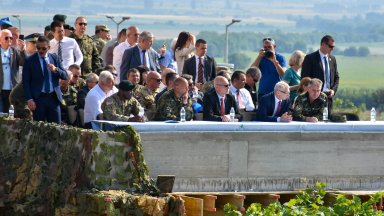 Снимка БТА Той наблюдава демонстрация в рамките на учението Stealth